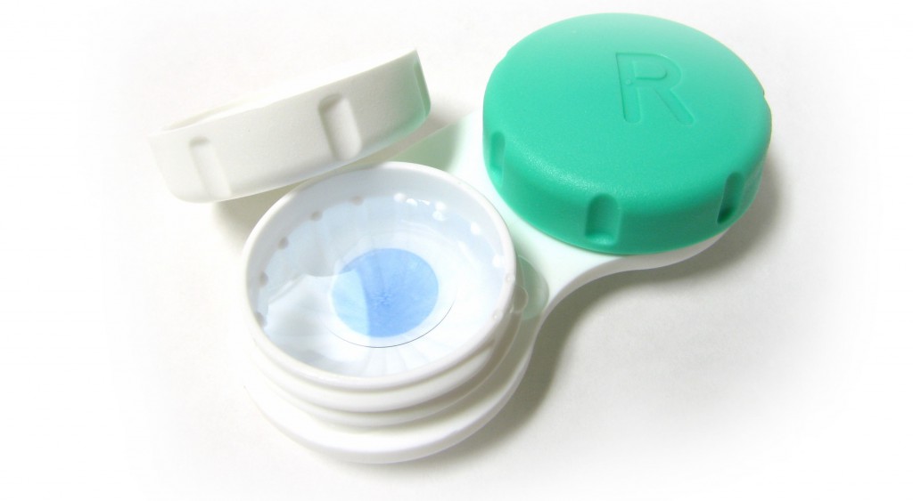 дорожный набор для контактных линз. контейнер для линз. как часто надо менять контейнер для линз. коробочка для хранения линз. как часто менять раствор в контейнере для линз.